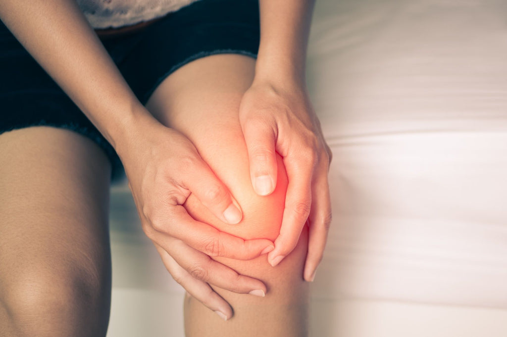 Douleur brûlante aux genoux : causes et traitements