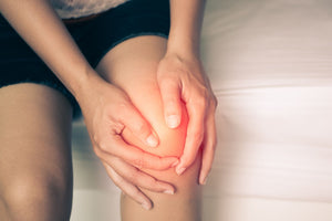 Douleur brûlante aux genoux : causes et traitements